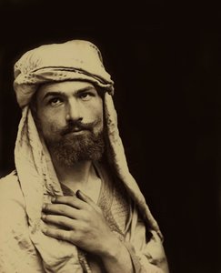 Självporträtt av baron Wilhelm von Gloeden (1856 – 1931) i arabisk dräkt, ca 1890 (sepiafoto).